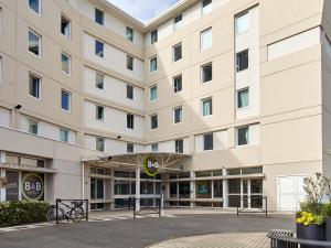 una rappresentazione della parte anteriore di un edificio di B&B HOTEL Paris Roissy CDG Aéroport a Roissy en France