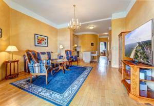ein Wohnzimmer mit einer Couch und einem Tisch und Stühlen in der Unterkunft Villa Seeschloss in Heringsdorf