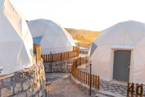 Deux tentes en forme de dôme sont installées l'une à côté de l'autre dans l'établissement The Rock Camp Petra, à Wadi Musa