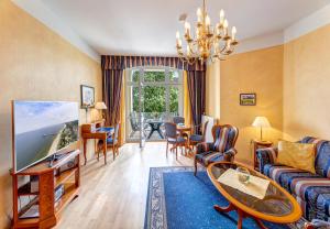 ein Wohnzimmer mit einer Couch und einem Tisch in der Unterkunft Villa Seeschloss in Heringsdorf