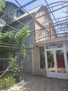einen Außenblick auf ein Haus mit einem Balkon in der Unterkunft Vila Tatiana in Bîc