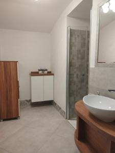 y baño blanco con lavabo y ducha. en Apartma Salvia-Guest House en Lucija