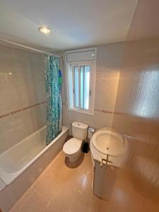a bathroom with a toilet and a tub and a sink at CASA EN VILAFORTUNY CON BARBACOA PISCINA COMUNITARIa in Cambrils