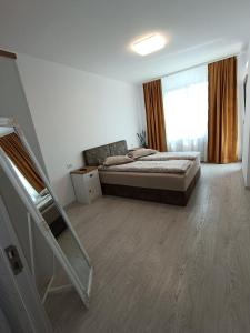 a large bedroom with a bed and a window at Apartament Genius 2 in Ploieşti