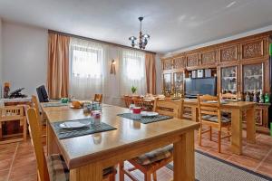 a kitchen and dining room with a large wooden table at Haus Anna in Rastovača - Plitvicer Seen in Plitvička Jezera