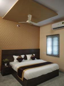 um quarto com uma cama grande com almofadas em Hotel Silk Inn Luxury At No Cost em Lucknow