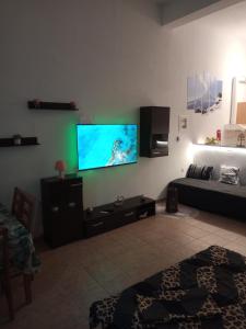TV a/nebo společenská místnost v ubytování Tzoumerka Panorama