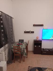 TV a/nebo společenská místnost v ubytování Tzoumerka Panorama