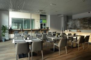 Reštaurácia alebo iné gastronomické zariadenie v ubytovaní Premier Hotel Miskolc