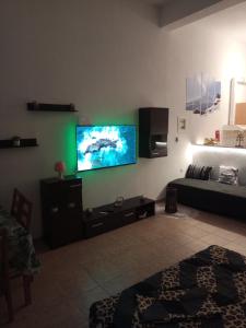 TV a/nebo společenská místnost v ubytování Tzoumerka Panorama