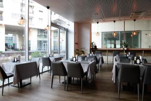 Reštaurácia alebo iné gastronomické zariadenie v ubytovaní Premier Hotel Miskolc