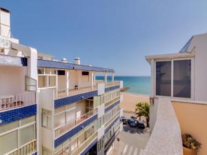 uitzicht op het strand vanaf het balkon van een gebouw bij AL - Quarteira Terrace Penthouse in Quarteira