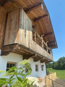 ein großer Holzbalkon an der Seite eines Gebäudes in der Unterkunft Ferienwohnung Bergliebe Höhenmoos in Rohrdorf