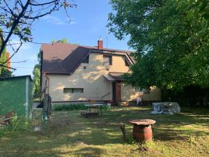 een wit huis met een picknicktafel in de tuin bij La Casa del Lago in Siófok