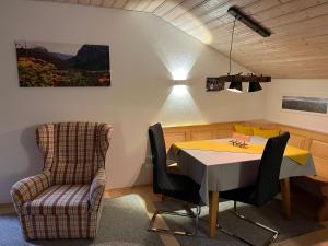 une salle à manger avec une table et une chaise dans l'établissement Haus Stiafei, à Schneizlreuth