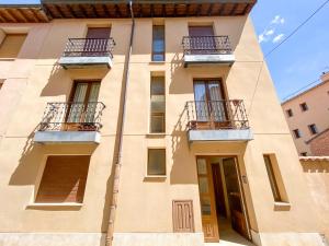 - un bâtiment avec des balcons sur le côté dans l'établissement Apartamento Los Leones, à Berlanga de Duero