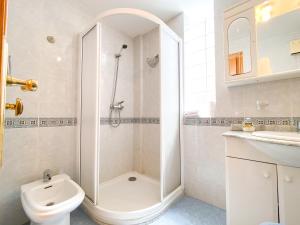 貝爾蘭加德杜埃羅的住宿－Apartamento Los Leones，带淋浴、卫生间和盥洗盆的浴室