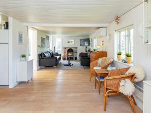 sala de estar con sofá y mesa en 6 person holiday home in Blokhus, en Blokhus