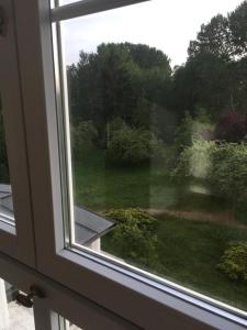 a window with a view of a yard at Gemütliche Ferienwohnung für 3 Personen im Schloss Kastorf in Knorrendorf