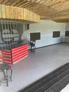 ein Zimmer mit zwei Tischen und Stühlen und zwei Bildschirmen in der Unterkunft SILVER SLOPES RESORT AND SPA in Kagio