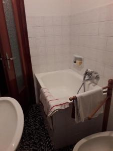 een badkamer met een bad, een toilet en een wastafel bij Alloggio Silvia in Lisio