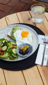 a plate of food with an egg and a salad at No 22 Riders' Inn in Akyaka