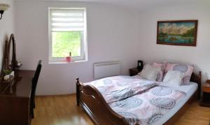 1 dormitorio con cama y ventana en Nice Apartment near by Capital of Slovenia en Liubliana