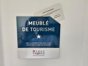 un cartel de un módulo de turismo en una pared en T2 récent étoilé Saint-Malo en Saint-Malo