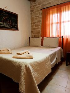 1 dormitorio con 2 camas y ventana en Hephaestus Villa en Kapparianá