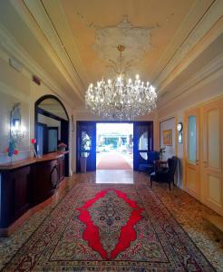 Habitación grande con alfombra roja en el suelo en Hotel Edelweiss, en Lido di Jesolo