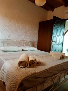 ein Schlafzimmer mit einem Bett mit Handtüchern darauf in der Unterkunft Hephaestus Villa in Kapparianá