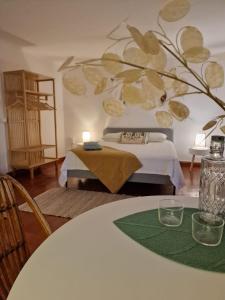 um quarto com uma cama e uma mesa com um vaso em Mongofre Agroturismo em Maó