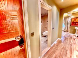 Koupelna v ubytování REAL KiNG SUiTE HOTEL