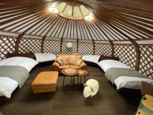 Postel nebo postele na pokoji v ubytování Tsukuba Mountain Ger Glamping