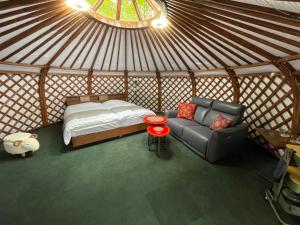 Postel nebo postele na pokoji v ubytování Tsukuba Mountain Ger Glamping