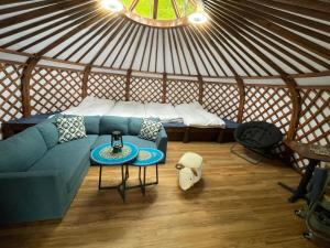 Posezení v ubytování Tsukuba Mountain Ger Glamping