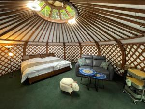 Postel nebo postele na pokoji v ubytování Tsukuba Mountain Ger Glamping