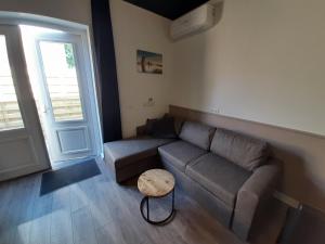 uma sala de estar com um sofá e uma mesa em De Vier Linden em Vierlingsbeek