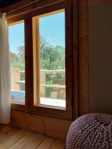Cette chambre dispose d'une fenêtre avec un lit et une vue. dans l'établissement El Sheesh by Barefoot in Tunis, à Ibshawāy