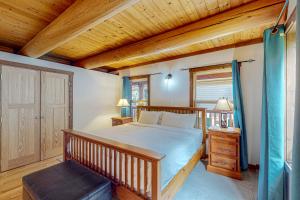 a bedroom with a bed and a wooden ceiling at Lakeview Chalet in Christina
