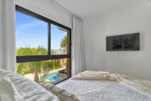 Postel nebo postele na pokoji v ubytování Elegant Comfy Pool View Apartment At Cap Cana + 50 fotografií