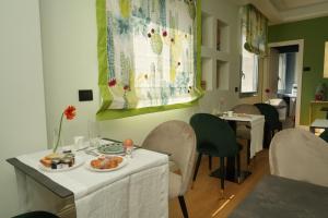 um restaurante com uma mesa com um prato de comida em Jolly Charme Suite em Messina