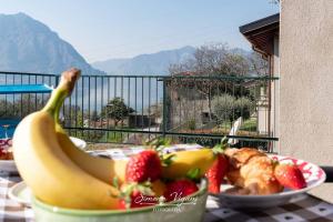 a plate of strawberries and bananas on a table at Il Giardino di Laura in Costa Volpino