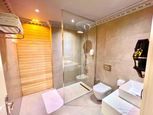 Koupelna v ubytování REAL KiNG SUiTE HOTEL