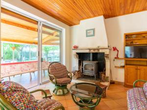 Μια τηλεόραση ή/και κέντρο ψυχαγωγίας στο Maison familiale, 15 pers., jardin privé, proche centre et lac, à 25 min de l'océan - FR-1-319-472