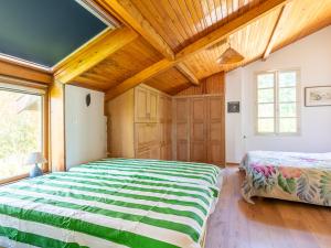 Ένα ή περισσότερα κρεβάτια σε δωμάτιο στο Maison familiale, 15 pers., jardin privé, proche centre et lac, à 25 min de l'océan - FR-1-319-472