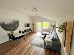塔姆斯韋格的住宿－Eden 44 - Top 5，客厅配有沙发和桌子