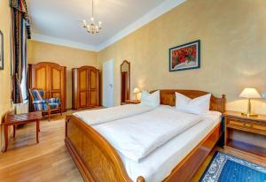 Ein Bett oder Betten in einem Zimmer der Unterkunft Villa Seeschloss