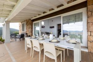 una sala da pranzo con un grande tavolo bianco e sedie di Rock Villa a Casagliana