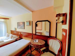 Postel nebo postele na pokoji v ubytování Hotel Kapistec Skopje